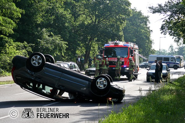 PKW liegt auf dem Dach