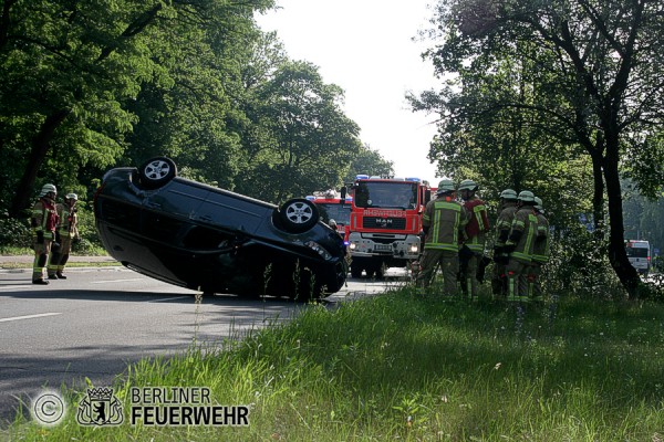 PKW liegt auf dem Dach