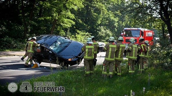 Fw richten Unfallfahrzeug auf