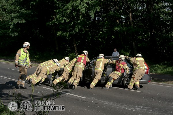 Fw beseitigen das Verkehrshindernis