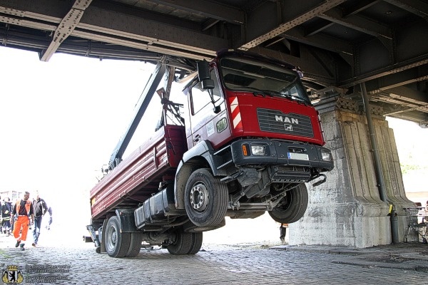 Eingeklemmter LKW