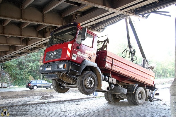 Eingeklemmter LKW