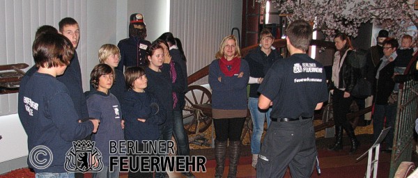 Jugendfeuerwehrgruppe und Radiobesucher