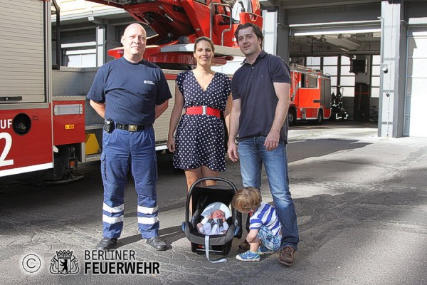 Familienfoto mit Geburtshelfer