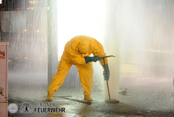 Feuerwehrmann dreht das Wasser ab