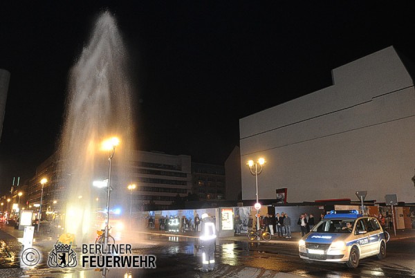 Einsatzkräfte sperren Straße