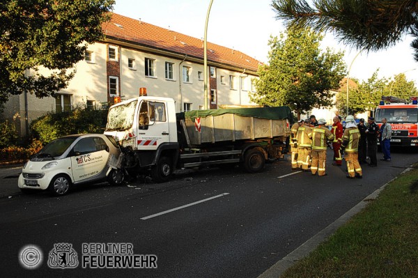 LKW in parkenden Auto´s