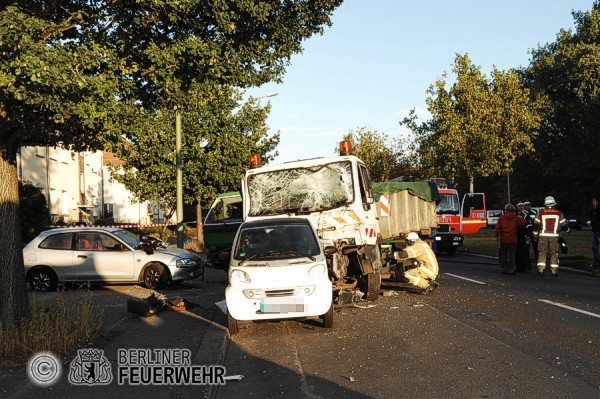 LKW in parkenden Auto´s