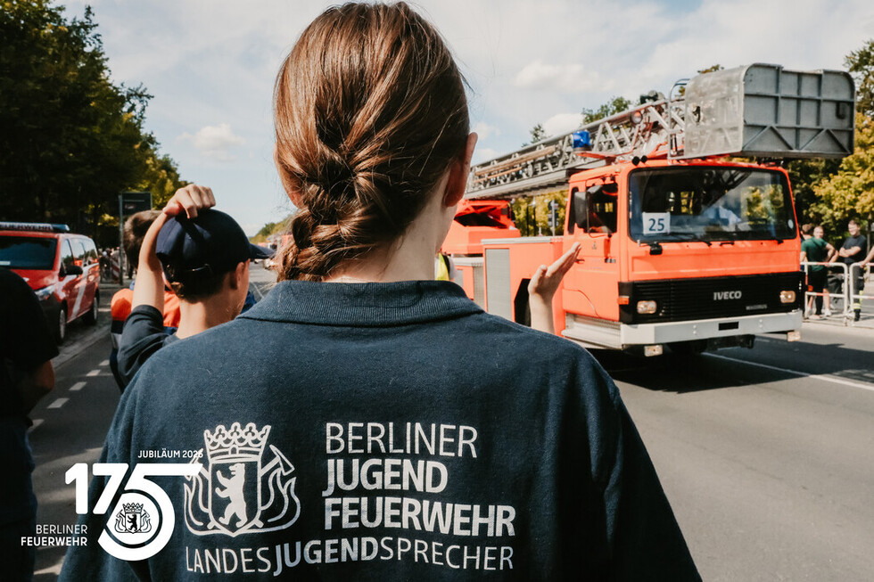 Die Jugendfeuerwehr am Rande des Fahrzeugkorsos.