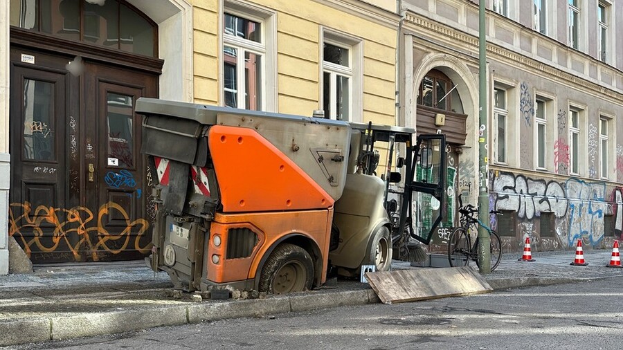 Kehrmaschine mit Hinterrad im Gehweg eingebrochen 