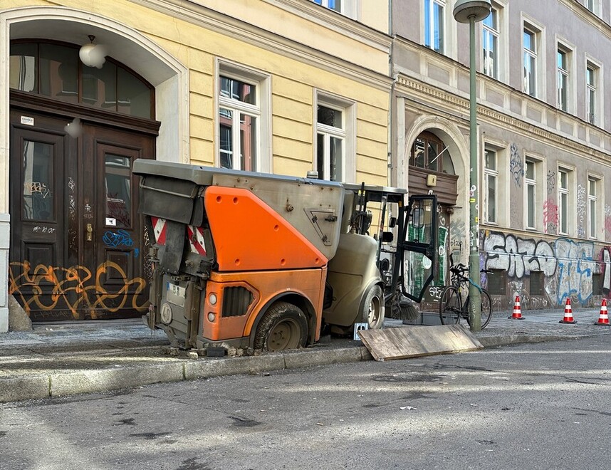 Kehrmaschine mit Hinterrad im Gehweg eingebrochen