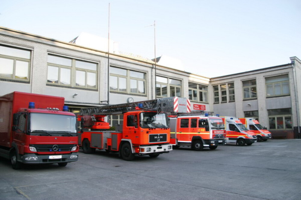 Fahrzeuge im Hof der Feuerwache