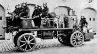 Fahrzeug mit Feuerwehrleuten
