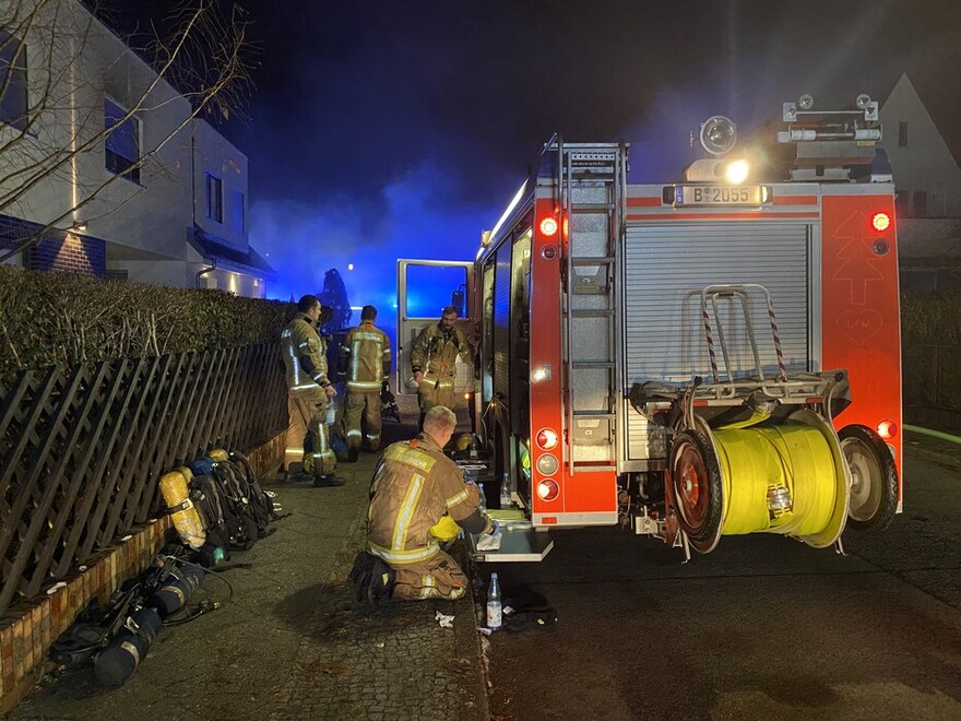 Einsatzkräfte bei der Grobreinigung und Erholungspause nach dem Einsatz