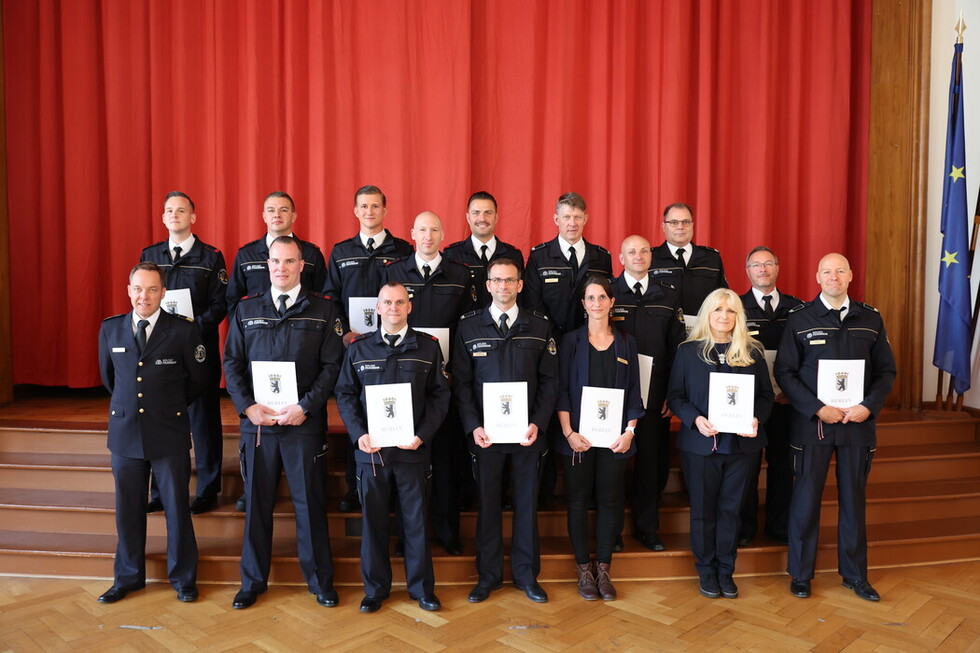 Gruppenbild mit Ernennungsurkunden