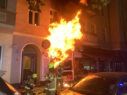 Hohe Flammen schlagen aus dem Laden in der Greifswalder Straße Hohe Flammen schlagen aus dem Laden in der Greifswalder Straße