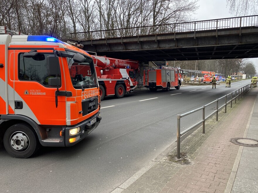 LHF sichert die Einsatzstelle, RW und FwK in Bereitstellung