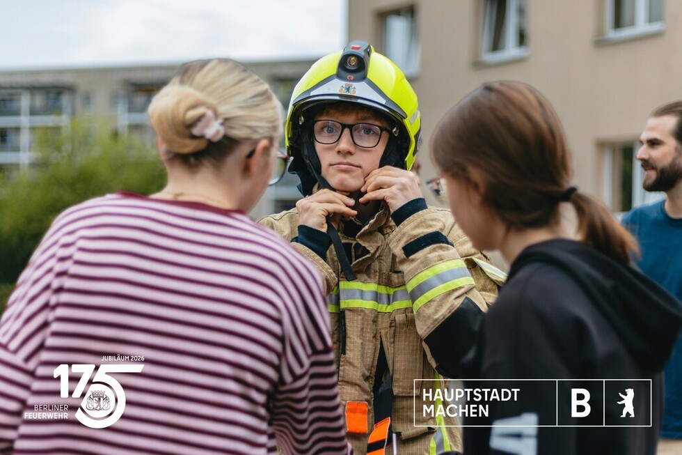Gut vorbereitet auf die Drehleiter: Ein Teilnehmer legt Schutzausrüstung an.