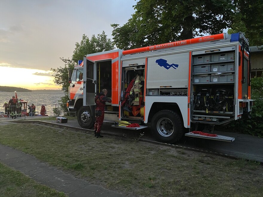 Feuerwehrtaucher an ihrem Gerätewagen Wasserrettung