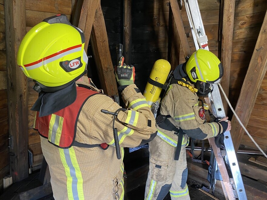 Staffelführer der Lehrfeuerwache leitet zwei Azubis an