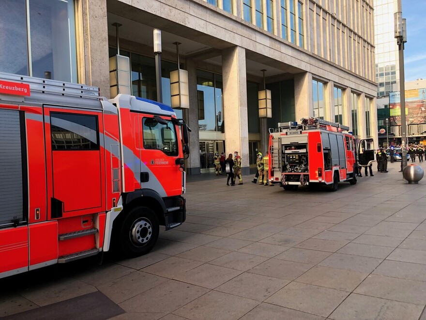 Fahrzeuge vor dem Kaufhaus