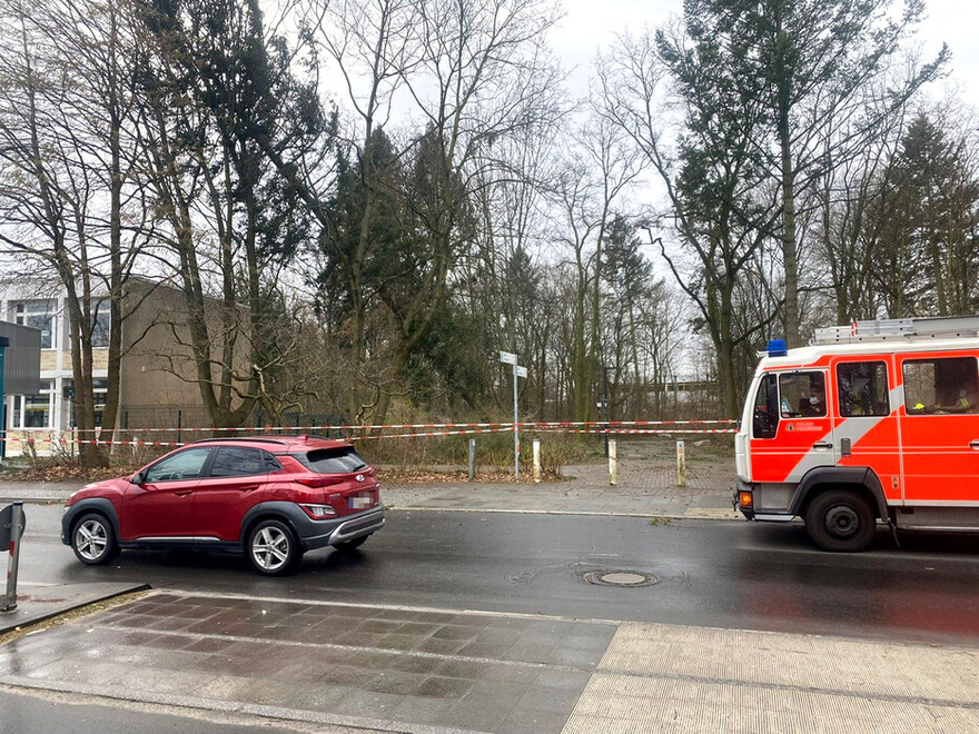 Baum Droht in Britz auf Gehweg zu stürzen