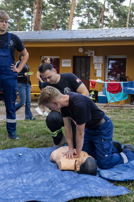 Mitglieder der Jugendfeuerwehr erhalten eine Einführung in die Grundlagen der Herzdruckmassage. 