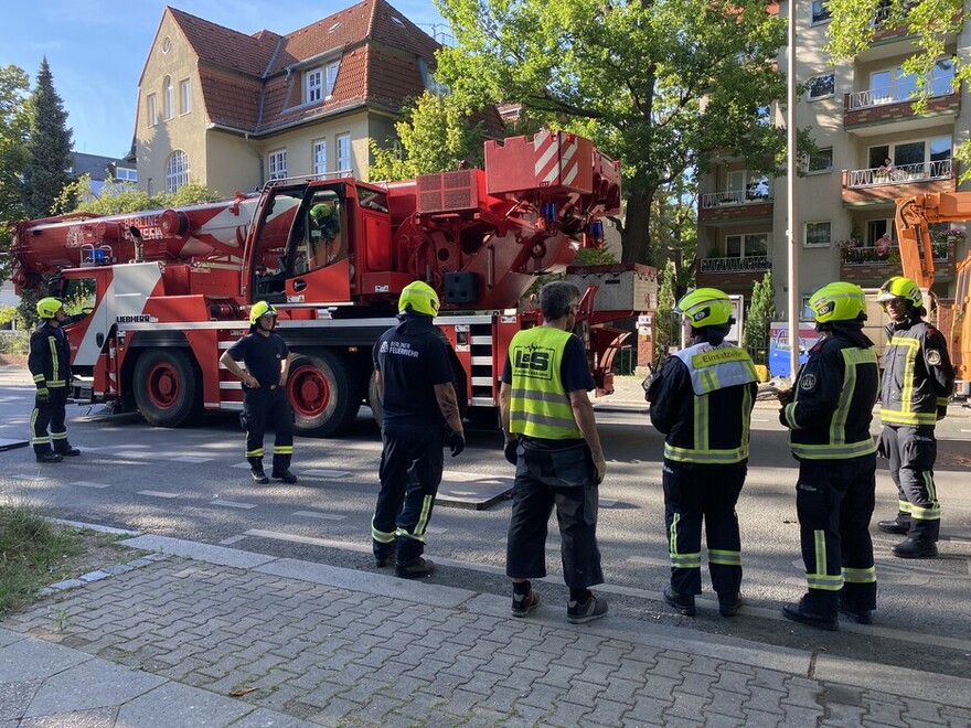 Einsatzkräfte besprechen sich