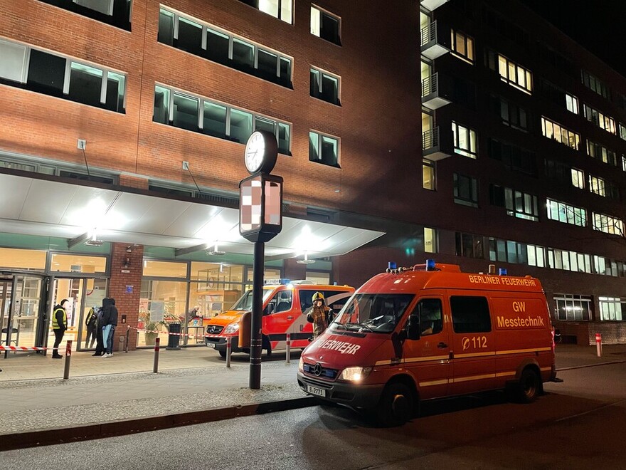 Gerätewagen Messtechnik vor dem Krankenhaus