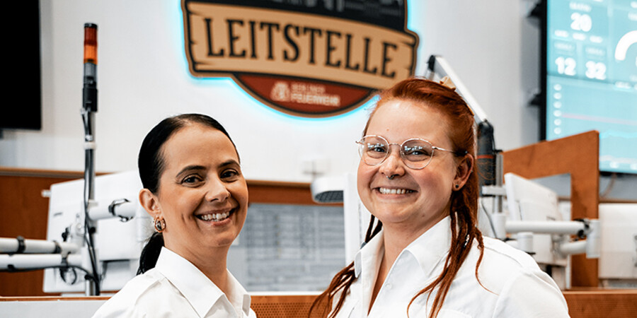 Zwei Frauen in der Leitstelle