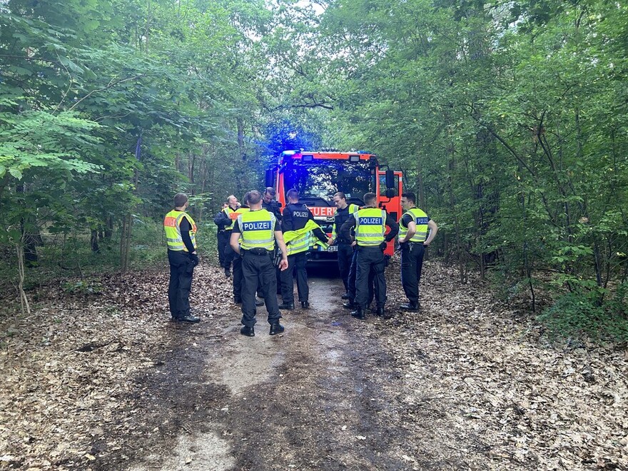 Einsatzkräfte der Polizei im Wald neben der Bahnstrecke Höhe FEZ