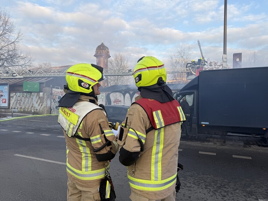 Einsatzkräfte vor dem Gebäude