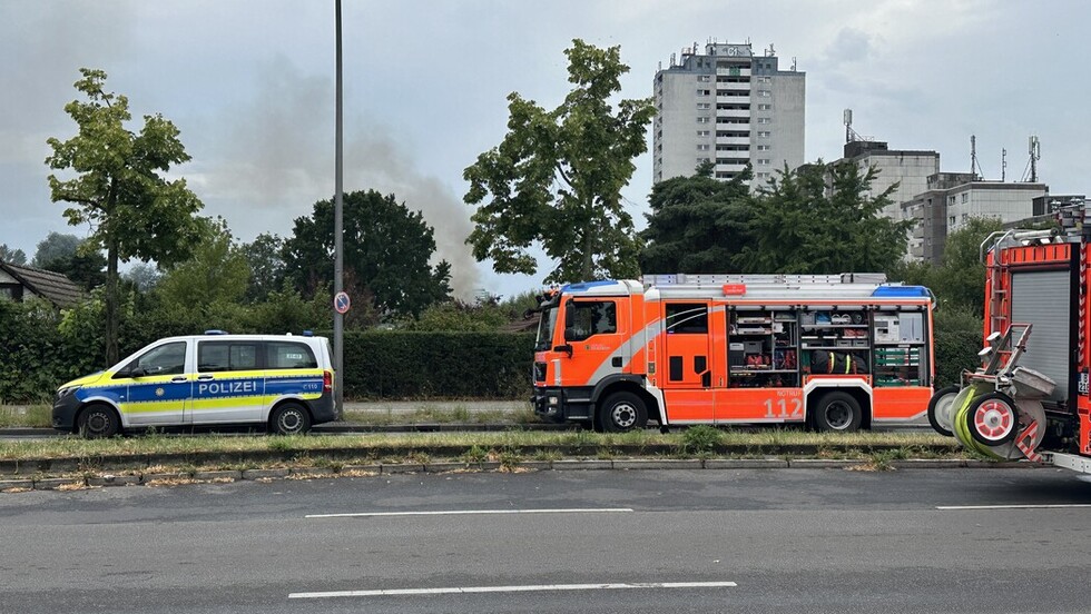 LHF und Streifenwagen der Polizei vor der Einsatzstelle LHF und Streifenwagen der Polizei vor der Einsatzstelle