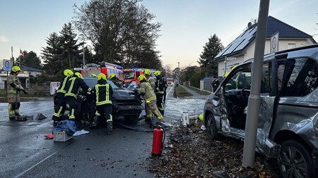 Einsatzkräfte bei einem Verkehrsunfall