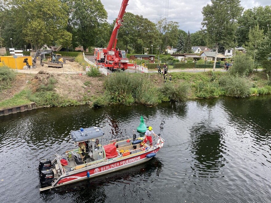 Mehrzweckboot der Freiwilligen Feuerwehr Tegelort unterstützt die Bergungsarbeiten