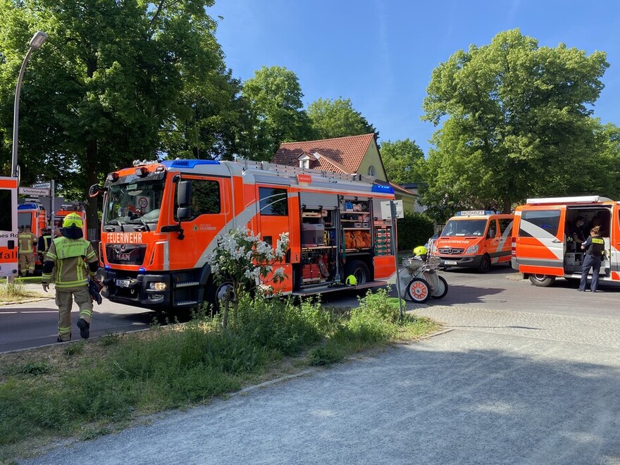 Einsatzfahrzeuge im Kreuzungsbereich vor dem betroffenen Wohngebäude