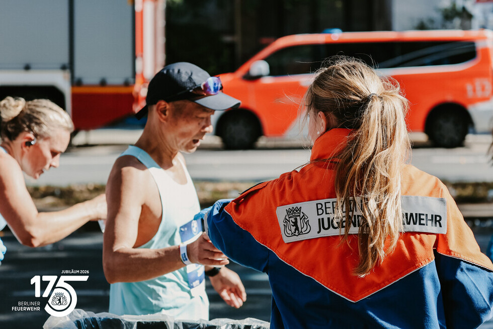 Mehr als 250 Mitglieder der Berliner Jugendfeuerwehr unterstützten einen Erfrischungsstand in der Martin-Luther-Straße und halfen dort bei der Versorgung der Läuferinnen und Läufer.
