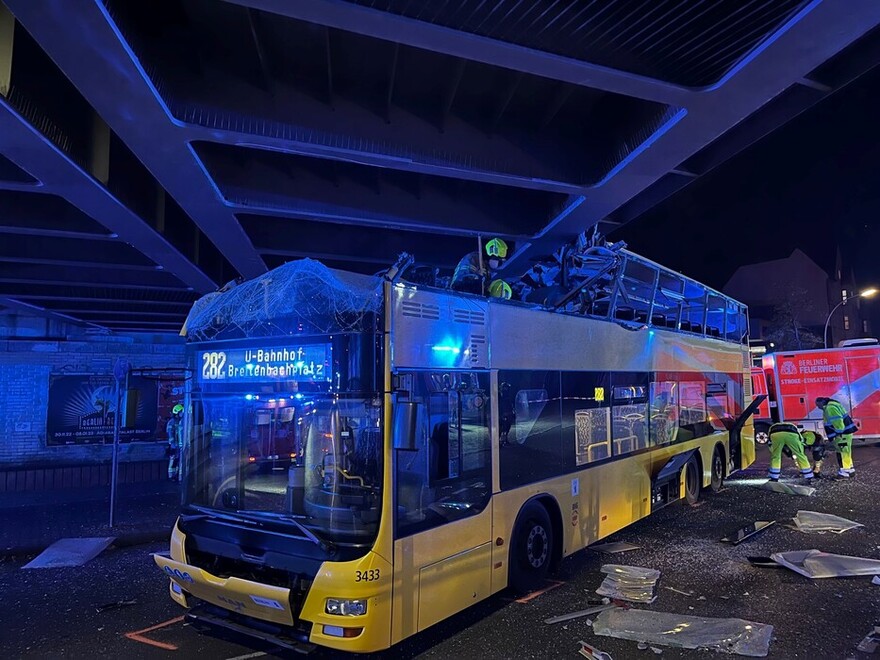 beschädigter Bus unter der Brücke