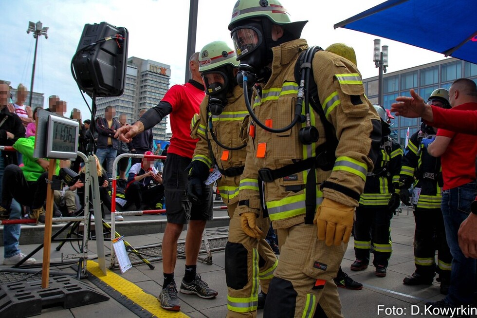 Ein Team der Berliner Feuerwehr geht an den Start