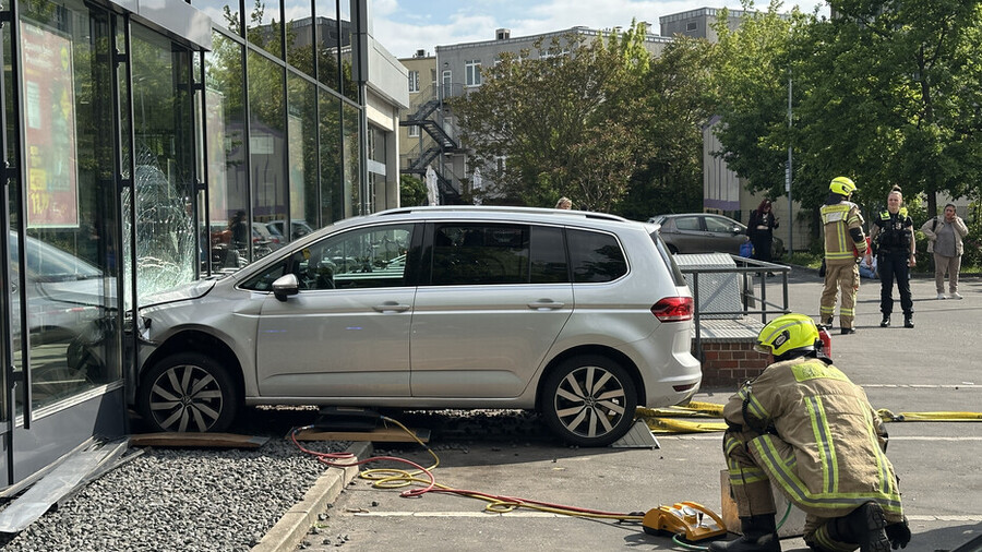 Einsatzkräfte am PKW