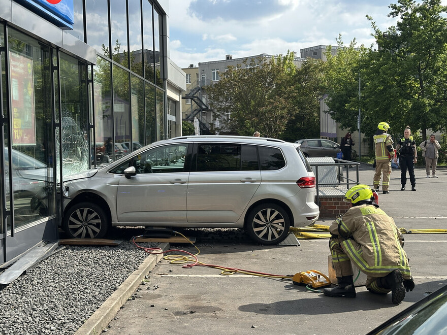 Einsatzkräfte am PKW