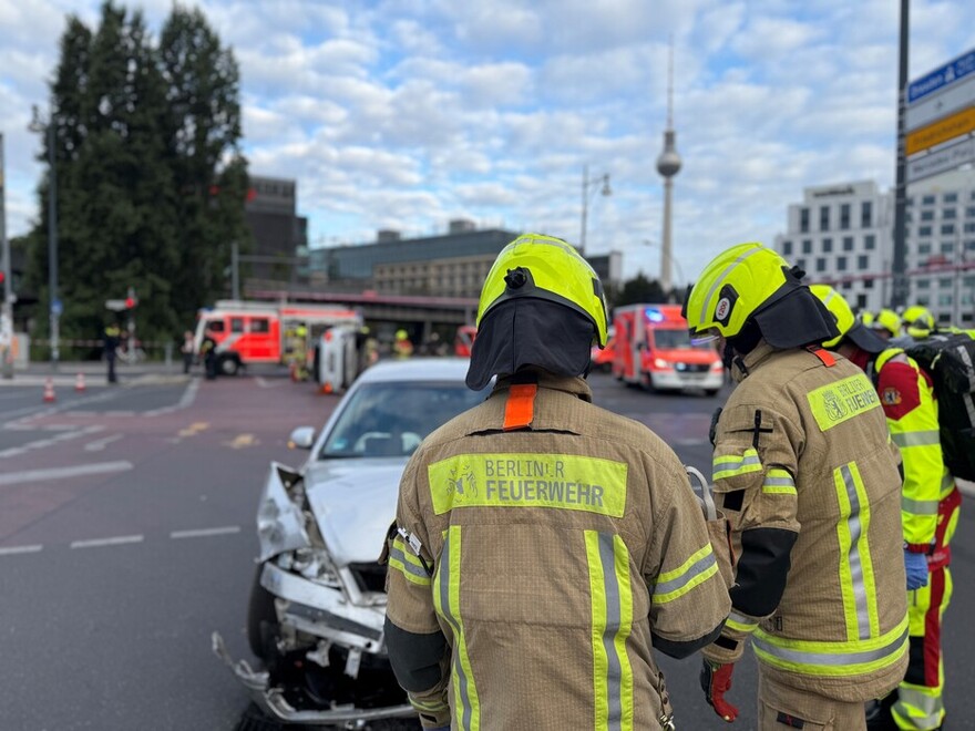 Einsatzkräfte vor verunfalltem Fahrzeug