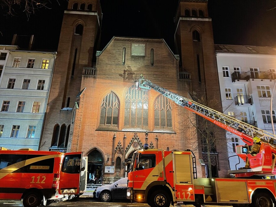 Einsatzahrzeuge vor der Kirche