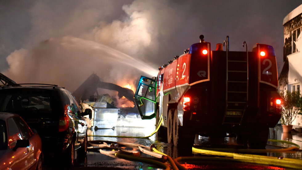 Flugfeldlöschfahrzeug beim Großbrand in Tegel am 10.5.2020