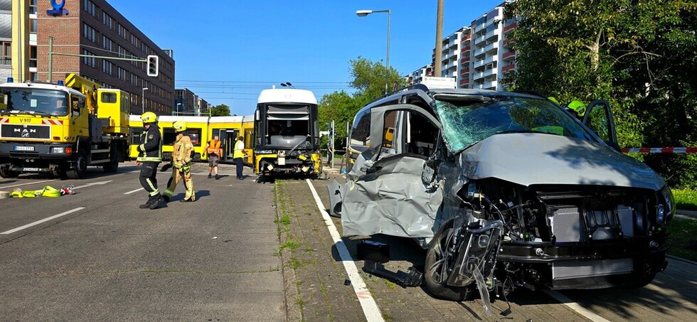 Einsatzstelle mit entgleister Tram 