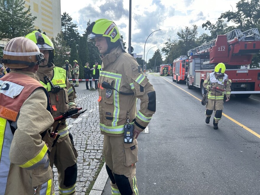 Lagebesprechung zwischen der Einsatzleitung und dem Energieversorger