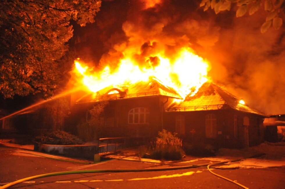 Gewerbegebäude im Vollbrand