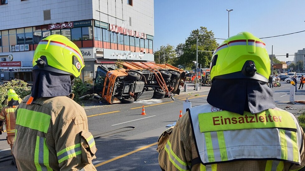 Müllwagen wird wieder aufgerichtet