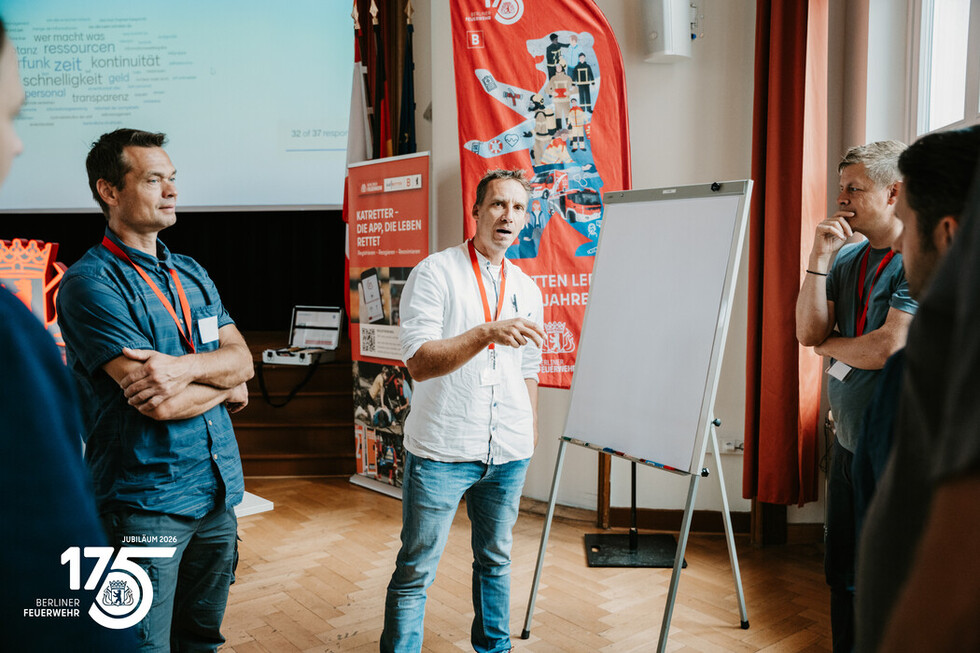 Die Teilnehmenden tauschen sich im Rahmen eines Workshops aus.