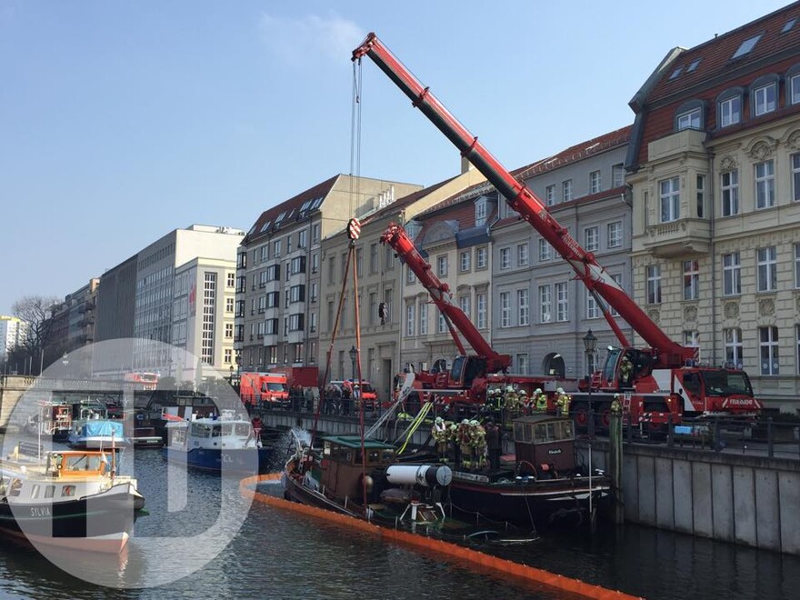 Motorschlepper am Feuerwehrkran